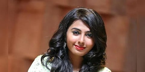 ரயிலில் இருந்து தவறி விழுந்து இளம் பெண் உயிரிழப்பு