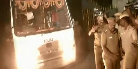 போராட்டத்தில் சென்னை பல்கலை. மாணவர்கள்: வலுக்கட்டாயமாக அப்புறப்படுத்திய காவல்துறை