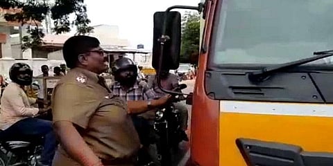 “ஆவணம் இருந்தாலும் பணம் கேட்டு ஆபாசமாக திட்றாங்க”- மனமுடைந்த டிரைவர் தற்கொலை முயற்சி..!