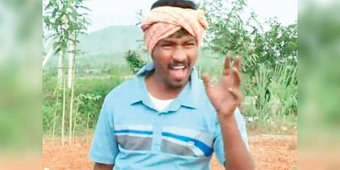 பாப் பாடகர் போல ஆங்கில பாடல்களை பாடி அசத்தும் விவசாயி