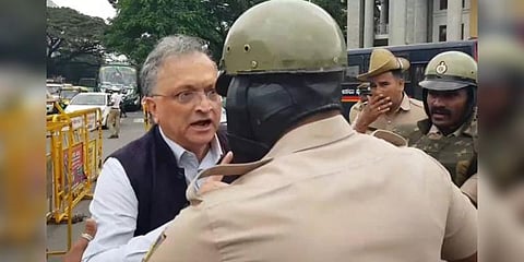 வரலாற்றாசிரியர் ராமச்சந்திர குஹா கைது - மத்திய அரசு பயப்படுவதாக மம்தா கருத்து