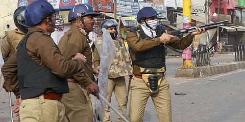 போராட்டக்காரர்கள் மீது போலீஸ் நடத்திய துப்பாக்கிச் சூடு : கர்நாடகாவில் இருவர் உயிரிழப்பு