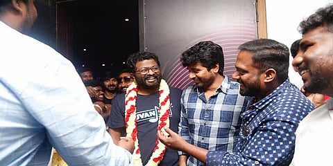 ரசிகர்களுடன் படம் பார்த்த சிவகார்த்திகேயன்