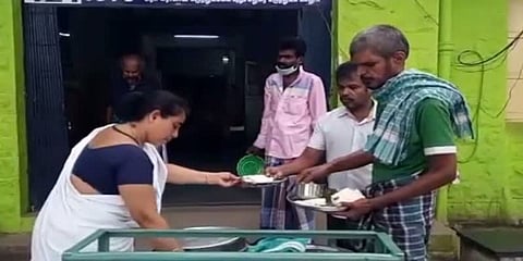 மருத்துவமனையில் உள்நோயாளிகளுக்கு நடை பாதையிலேயே உணவு வழங்கப்படும் அவலம்