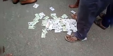 குவாரிகளை மூட கோரிக்கை - ரேஷன் கார்டுகளை வீசி மக்கள் போராட்டம்