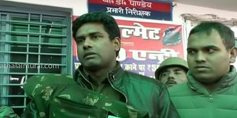 எதிர்பாராத நேரத்தில் சட்டை பாக்கெட்டில் பாய்ந்த குண்டு - நூலிழையில் தப்பிய காவலர்