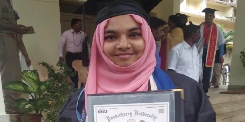 பட்டமளிப்பு விழாவில் வழங்கிய தங்கப்பதக்கத்தை ஏற்க மறுத்த மாணவி