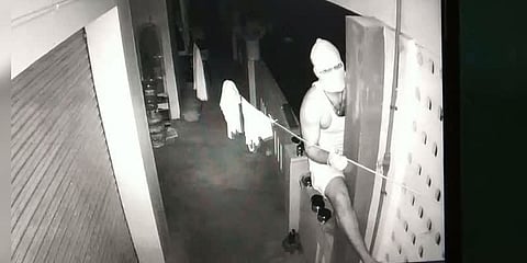 ‘நகைக்கடை சுவரை துளையிட்டு கொள்ளை முயற்சி’ - தப்பிய திருடர்களுக்கு வலைவீச்சு