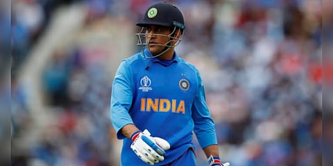 “10 ஆண்டுகளில் சிறந்த கேப்டன் யார் ?” - தோனிக்காக படையெடுத்த ரசிகர்கள்