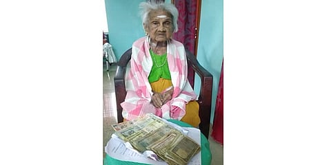 ஞாபகமே இல்ல சாமி’ - ரூ.33 ஆயிரம் பழைய நோட்டுகளை சேமித்து வைத்த 92 வயது மூதாட்டி