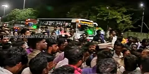 “ஓட்டு போடுங்கள் எனக் கூறும் அரசு போதிய பேருந்துகளை இயக்காதது ஏன்?''- கோயம்பேட்டில் குவிந்த பயணிகள்..!