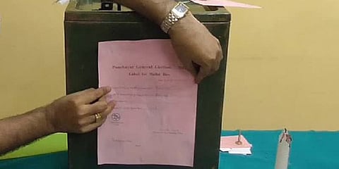 புதுக்கோட்டை அருகே காவலர்களை தள்ளிவிட்டு வாக்குப்பெட்டி திருட்டு