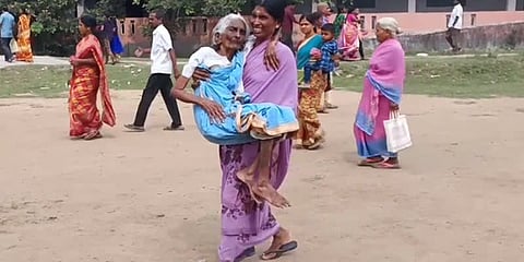 வயதான மாமியாரை கைகளில் தூக்கி வந்து வாக்களிக்க வைத்த மருமகள்