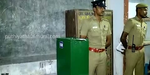 காவலரை தாக்கி வாக்குப்பெட்டியை தூக்கிக் கொண்டு ஓட்டம்.. விரட்டிய போலீஸ்..!