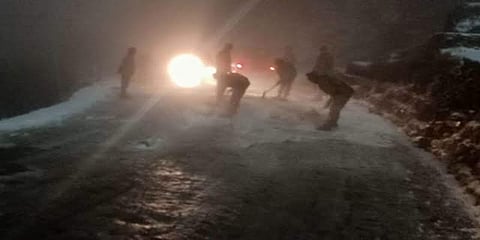 அஸாம் பனிப்பொழிவில் சிக்கிய 1,500 சுற்றுலாப் பயணிகள்