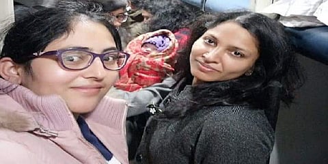 ஓடும் ரயிலில் கர்ப்பிணிக்கு பிரசவம் - ராணுவ மருத்துவர்கள் உதவி