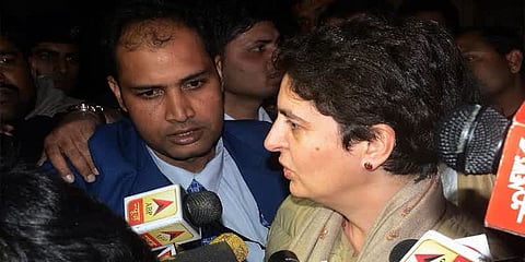 ஹெல்மெட் அணியாமல் இருசக்கர வாகனத்தில் சென்ற பிரியங்கா காந்தி !