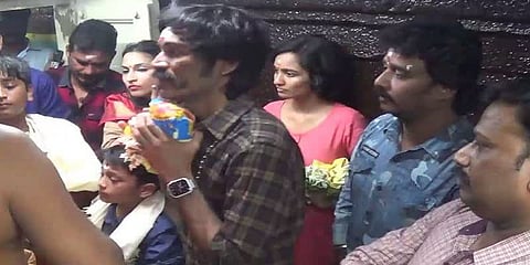 பழனி கோயிலுக்கு சென்ற தனுஷைக் காண திரண்ட ரசிகர்கள்!