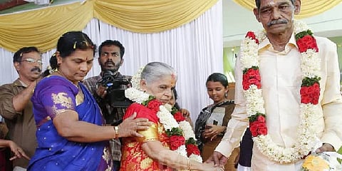 அன்பு; நெகிழ்ச்சி; மகிழ்ச்சி - முதியோர் இல்லத்தில் நடைபெற்ற திருமணம்!