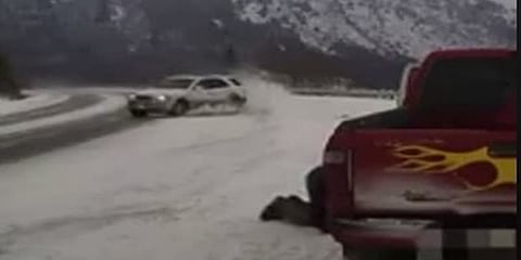 சாலையில் குவிந்த பனியில் சீறிப்பாய்ந்த கார் - நல்வாய்ப்பாக உயிர்தப்பிய நபர்