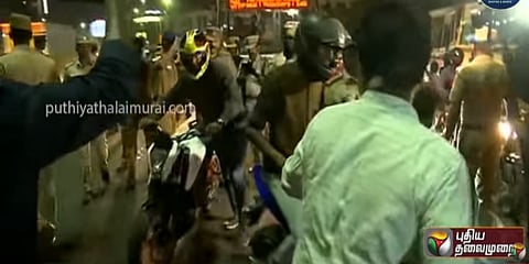 புத்தாண்டு கொண்டாட்டம் - அதிவேகமாக சென்ற 100 பைக்குகள் பறிமுதல்