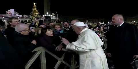 பெண்ணின் கையை தட்டி விட்டதற்கு வருத்தம் தெரிவித்தார் போப் ஃபிரான்சிஸ்