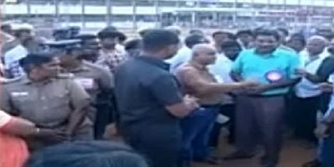 பசி தாங்காமல் வாக்கு எண்ணும் ஊழியர்கள் வெளிநடப்பு