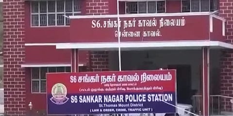 அரசுப் பள்ளி தலைமை ஆசிரியையிடம் 9 சவரன் தங்கச் சங்கிலி பறிப்பு