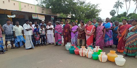 தேர்தல் தோல்வியால் ஆத்திரம்... குடிநீர் குழாய்களை அடித்து நொறுக்கிய ஆதரவாளர்கள்?