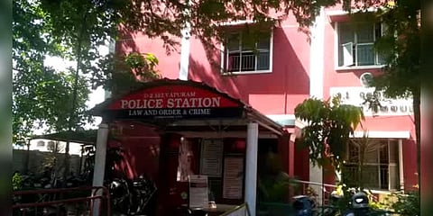 பள்ளிச் சிறுமிக்கு பாலியல் வன்கொடுமை - வங்கி ஊழியர் போக்சோவில் கைது