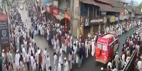 சிஏஏ எதிர்ப்பு பேரணியின்போது நொடிப்பொழுதில் ஆம்புலன்ஸுக்கு வழி: வைரல் வீடியோ!