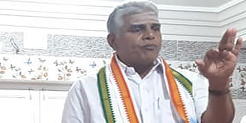 காருக்கு எரிபொருள் வழங்க மறுப்பு; பேருந்தில் பயணம் செய்த அமைச்சர்..!