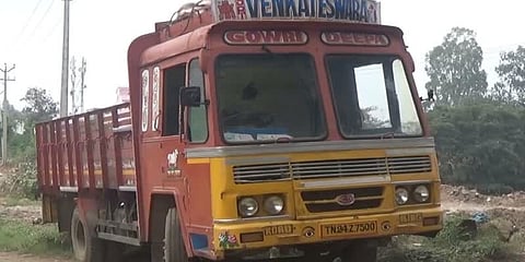 ரிவேர்ஸ் பார்க்கும் போது கட்டுப்பாட்டை இழந்த லாரி : காவலாளி உயிரிழப்பு