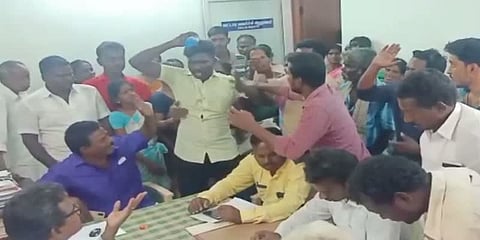 மறு வாக்கு எண்ணிக்கை கோரி வேட்பாளரின் ஆதரவாளர்கள் தீக்குளிக்க முயற்சி!