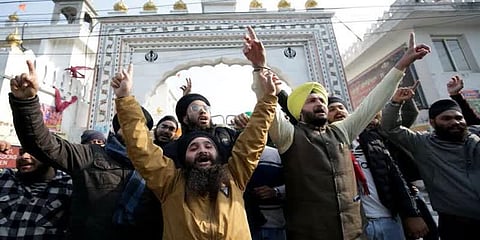 பாகிஸ்தானில் குருத்வாரா தாக்கப்பட்ட விவகாரம்: இந்தியாவில் சீக்கியர்கள் போராட்டம்