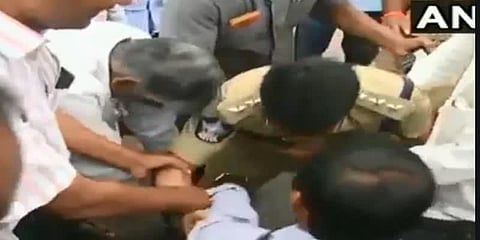 கலைந்து செல்லுமாறு போராட்டக்காரர்களின் காலில் விழுந்த டி.எஸ்.பி.