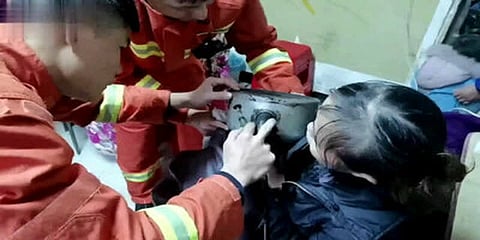 பாத்திரத்திற்குள் சிக்கிய குழந்தையின் தலை... பத்திரமாக மீட்பு