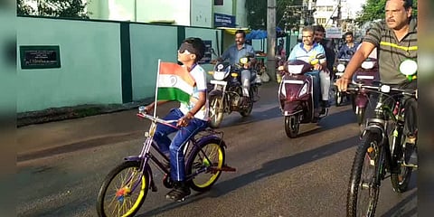 கண்களை கட்டிக்கொண்டு 35 கி.மீ சைக்கிள் பயணம் - 9 வயது சிறுவன் சாதனை..!