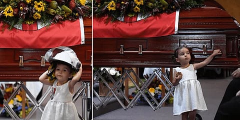 காட்டுத் தீக்கு உயிரிழந்த வீரர்.. சவப்பெட்டியை சுற்றி சுற்றி வந்த மகள்.. கண்கலங்க வைக்கும் புகைப்படம்..!