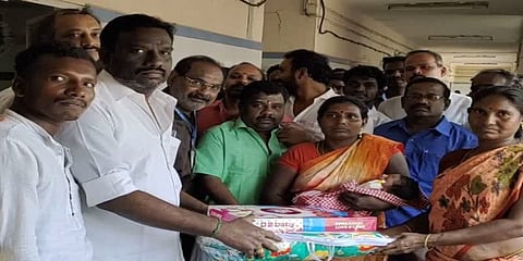 பிறந்த குழந்தைகளுக்கு பரிசு பெட்டகம் - ரஜினி ரசிகர்களின் தர்பார் கொண்டாட்டம்