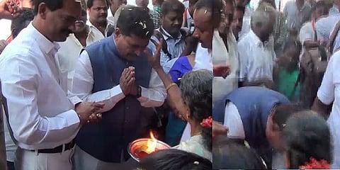 பொதுமக்கள் காலில் விழுந்து சிஏஏவுக்கு ஆதரவு கேட்ட மத்தியமைச்சர்