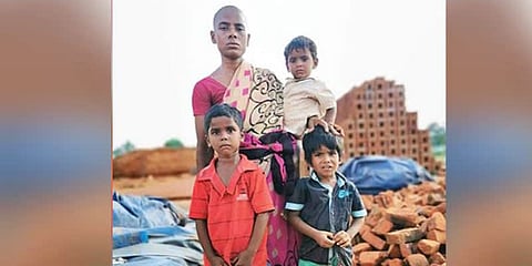 பெற்ற குழந்தைகளின் பசியை தீர்க்க தலைமுடியை விற்ற பெண் !