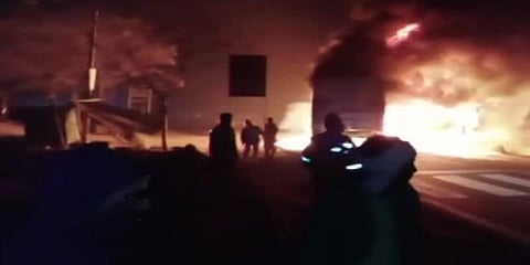 லாரி மீது பேருந்து மோதிய விபத்து : தீப்பிடித்து எரிந்ததில் 20 பேர் உயிரிழப்பு