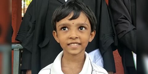 பள்ளிக்கு போகாமல் நீதிமன்றம் வந்து புகார் கூறிய 6 வயது சிறுமி - ஆச்சரியமடைந்த நீதிபதிகள்!