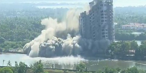 மீண்டும் இரண்டு கட்டடங்கள் தரைமட்டம் : கொச்சி அப்டேட் - வீடியோ