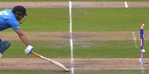 'ஏன் டைவ் அடிக்கவில்லை என நான் எனக்குள் கேட்டுக்கொண்டே இருக்கிறேன்' - தோனி