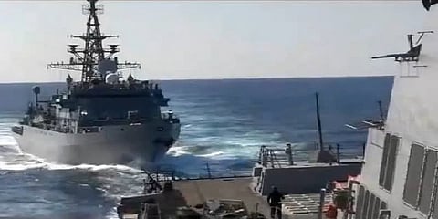 அச்சுறுத்தும் வகையில் அமெரிக்க கப்பலை நோக்கிச்சென்ற ரஷ்ய கப்பல்!