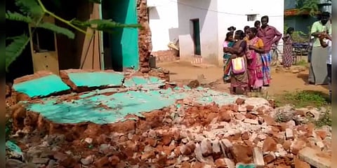 வீட்டின் அருகே விளையாடியபோது பரிதாபம் - மண்சுவர் விழுந்து 2 குழந்தைகள் உயிரிழப்பு