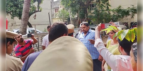 பத்திரிகையாளர் அன்பழகன் கைதும்.. கண்காட்சி நிர்வாகம் விதித்த தடையும்..