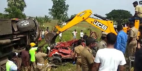 டயர் வெடித்ததில் நிலைதடுமாறி பேருந்து மீது மோதிய கார் - 4 பேர் உயிரிழப்பு